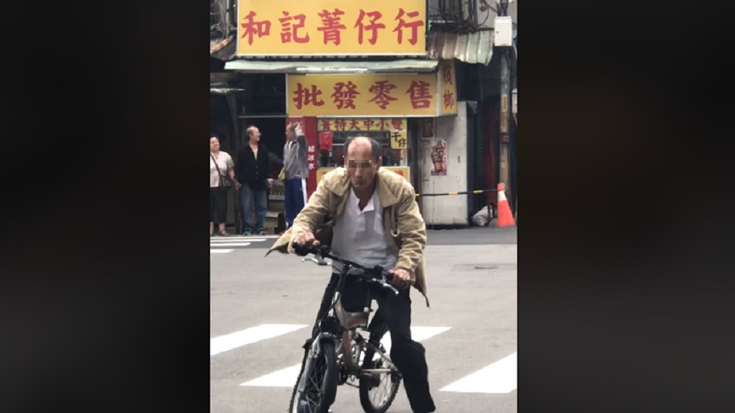 太蘇胡?阿伯乘著風騎車 馬路中間突睡著