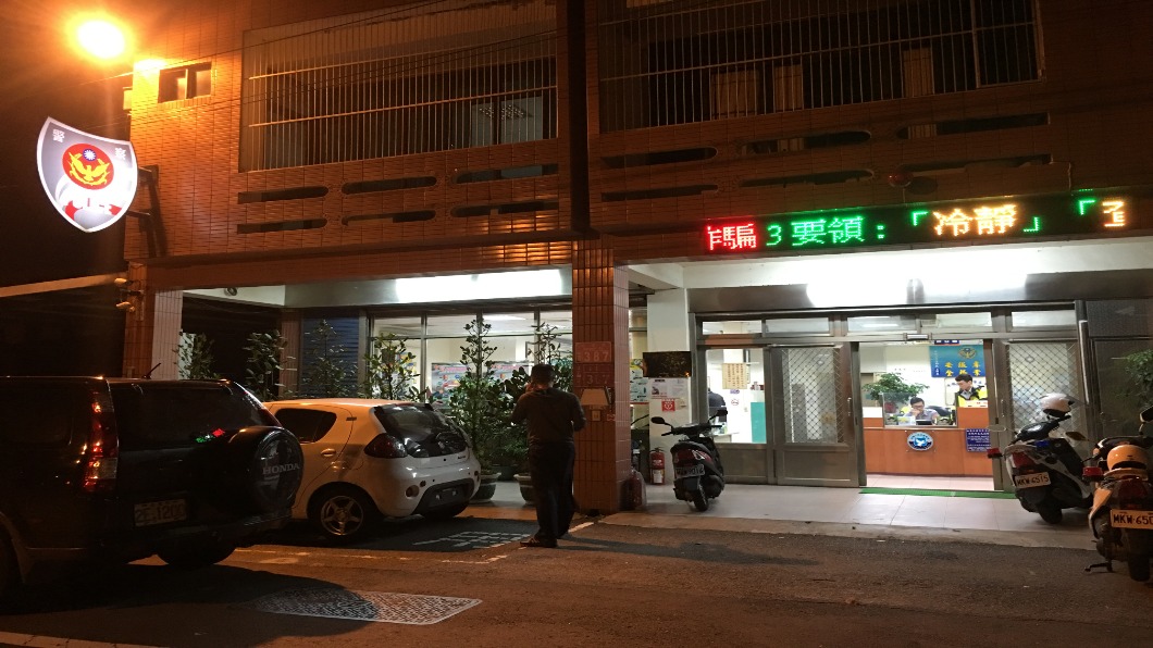 桃園逆子殺母「斷頭丟12樓」　民眾圍警局：要教訓他！