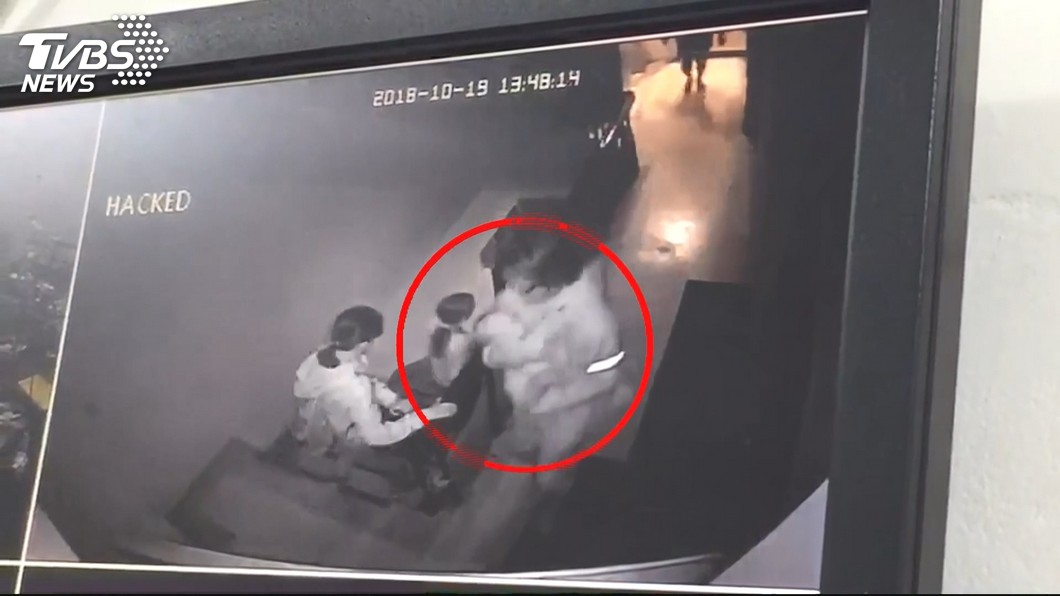 一對熱心夫婦在聽聞火場有嬰兒後,便跟著醫師娘上樓將嬰兒救出來。圖/TVBS