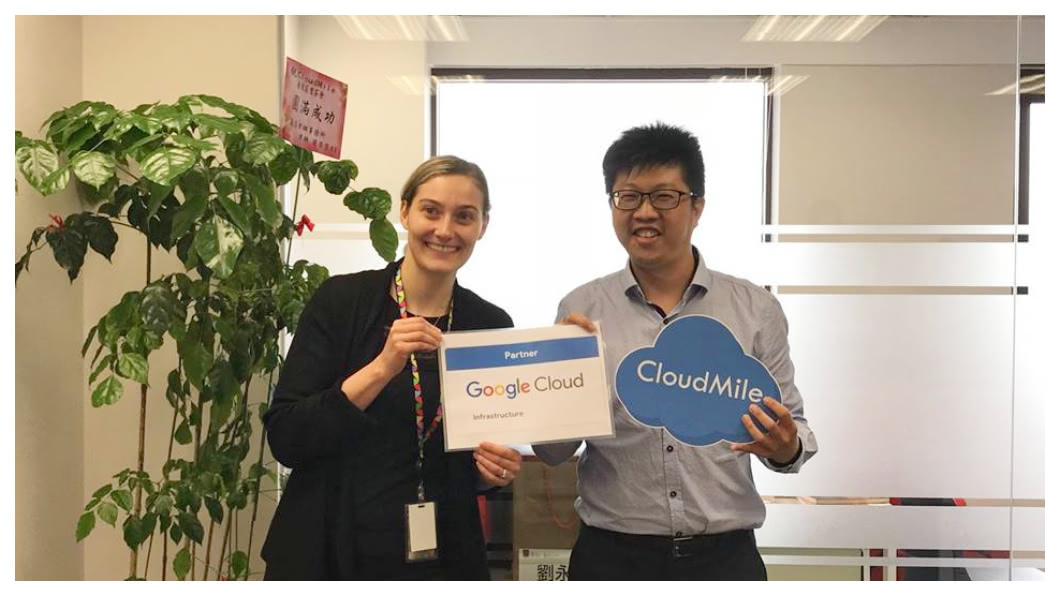 萬里雲是在Google提供全球公有雲(Cloud)的基礎下，協助Google在亞洲市場「落地」應用，包括開創團隊並開發客戶。目前全球公有雲共有Google GCP、Amazon AWS及Microsoft Azure三大業者，預估2020年市場規模約1950億美元，之後每年還會以一倍以上的速度成長。圖右為萬里雲創辦人劉永信。   圖／劉永信臉書