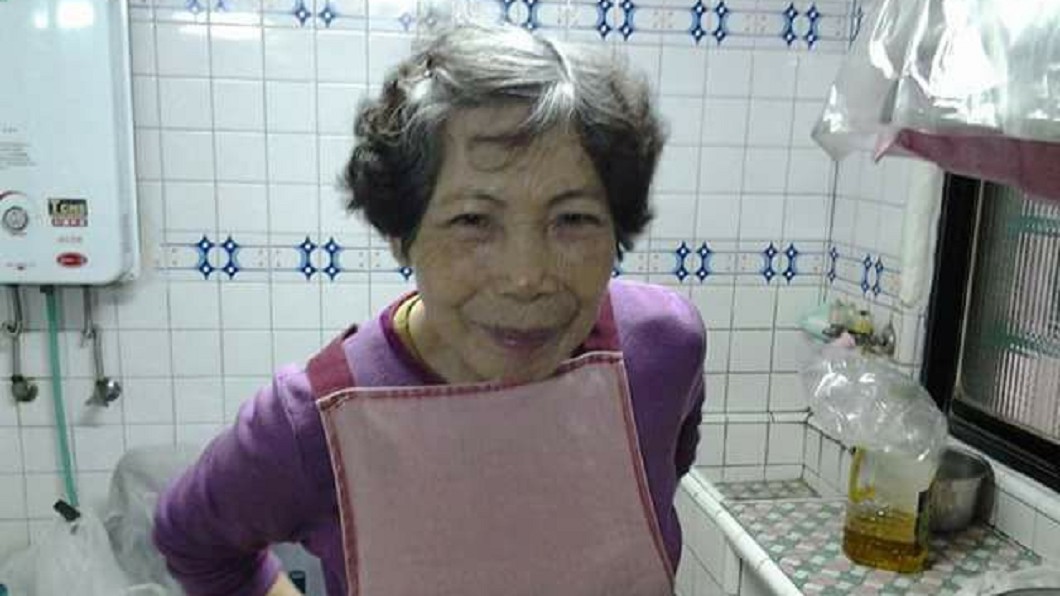 77歲母親扛水泥養家 撿到30萬歸還被讚「最佳身教」