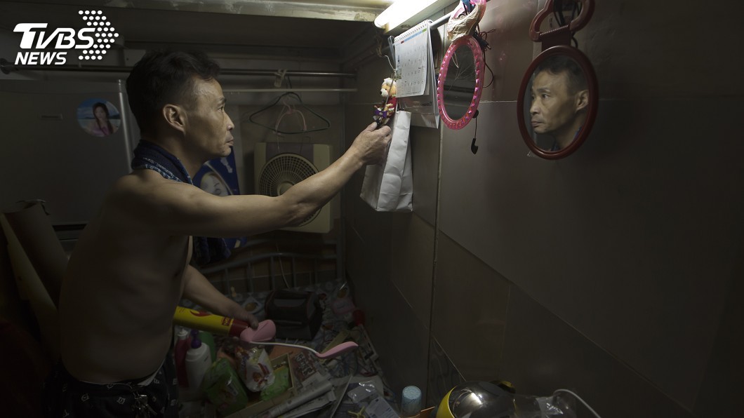 廚房就是廁所！香港「劏房」悲歌　住戶：聞著臭味煮飯