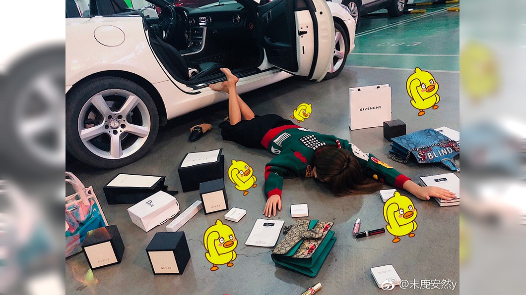 陸女癱趴拍炫富摔 清潔工:要掃掉嗎