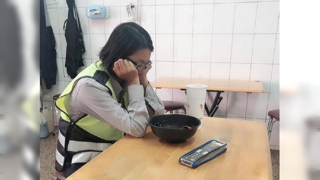 女警睡姿引熱議 一張圖道盡「人民保母」辛酸
