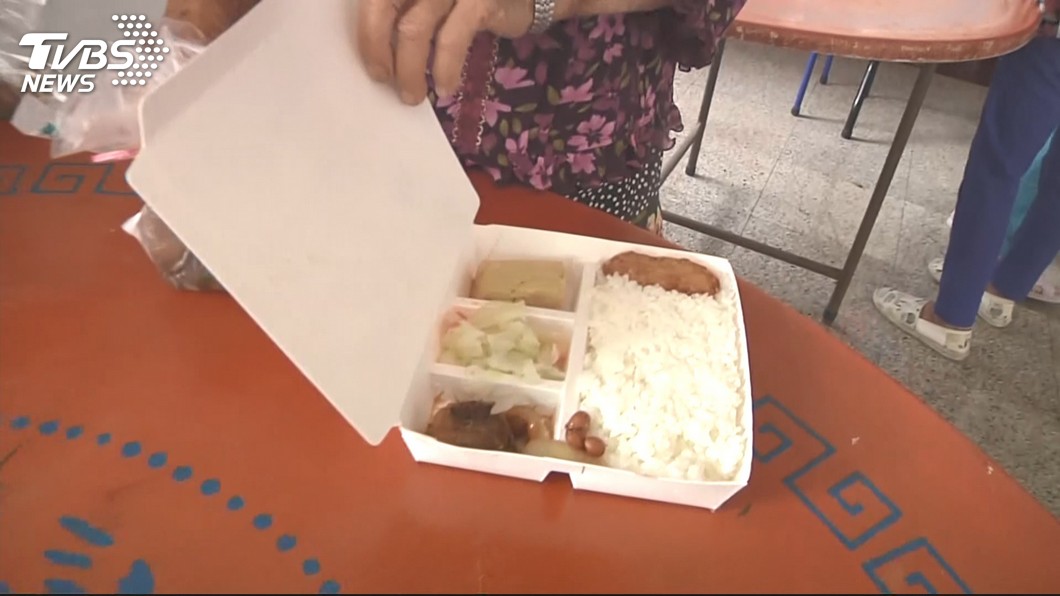 高一女照顧中風父 月花1千吃同學剩飯度日