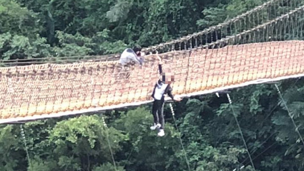 屁孩單手吊掛內灣吊橋拍照　網轟：生命當兒戲