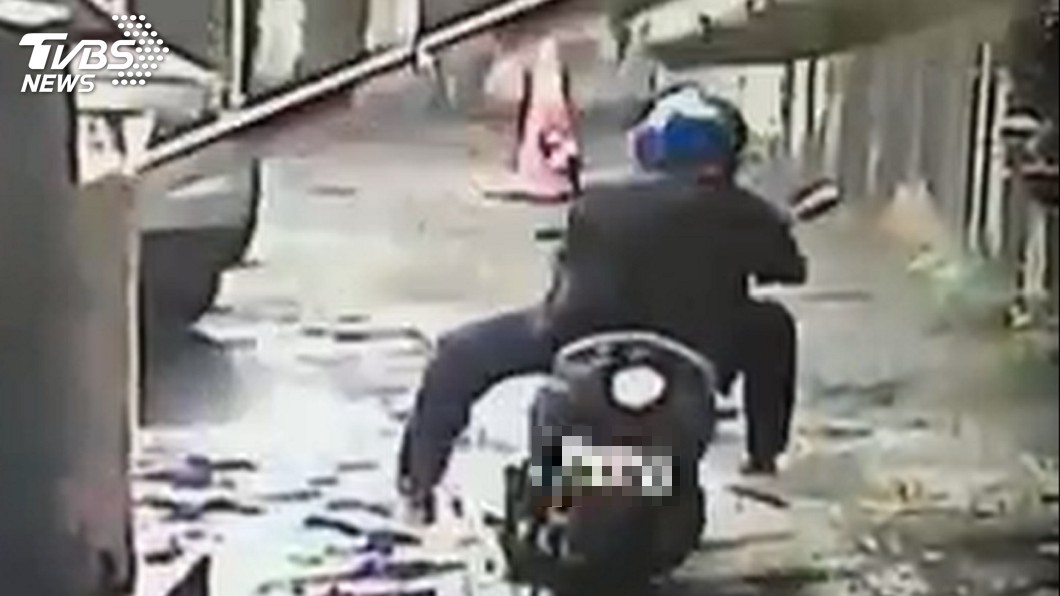 抄捷徑!緊貼轎車離開停車場 騎士被柵欄砸頭摔車