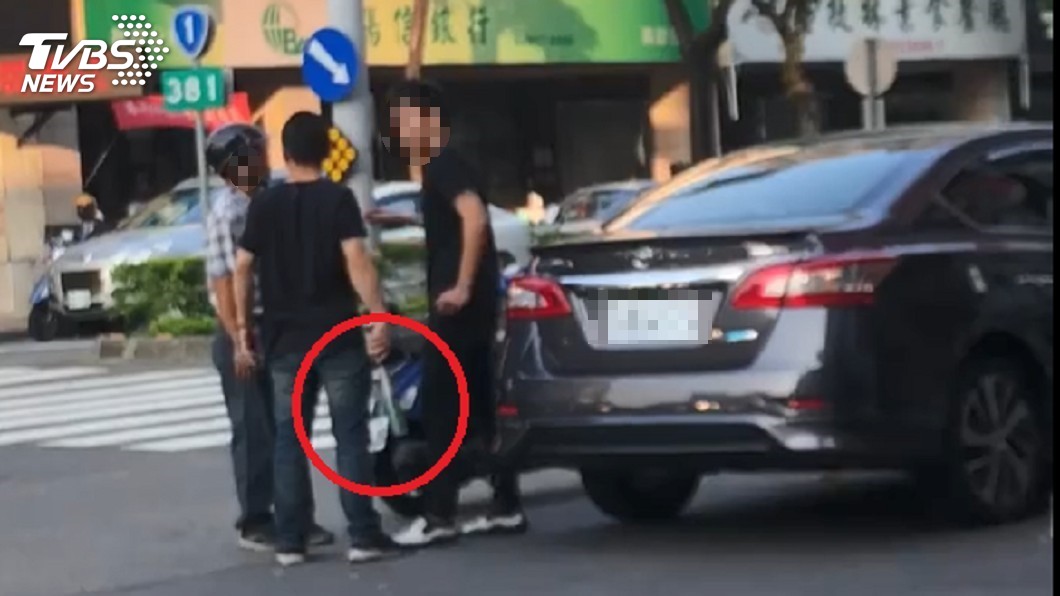高雄行車糾紛…惡煞下車亮球棒　老翁嚇壞彎腰道歉