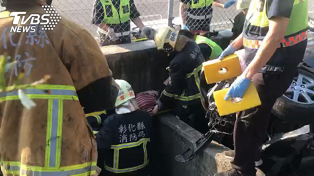 國道1號嚴重車禍 轎車爆衝卡邊坡4人全受傷