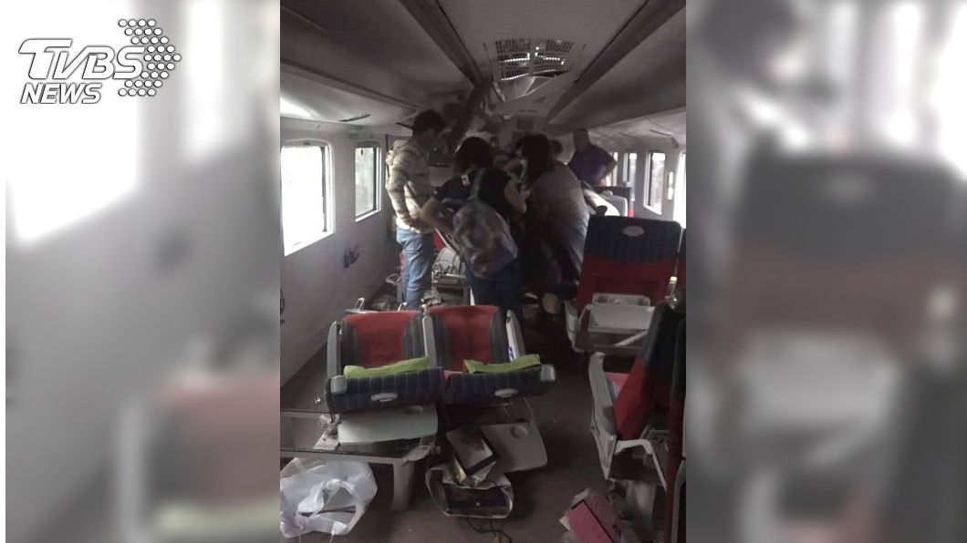 普悠瑪翻車事故　傷者：人從坐椅飛起前衝