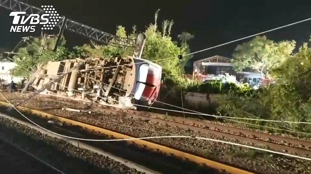 普悠瑪翻覆雙向不通　班次大亂啟動公路接駁