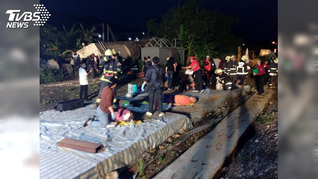 普悠瑪翻車前急剎3次 乘客:車廂全翻朋友爬出來