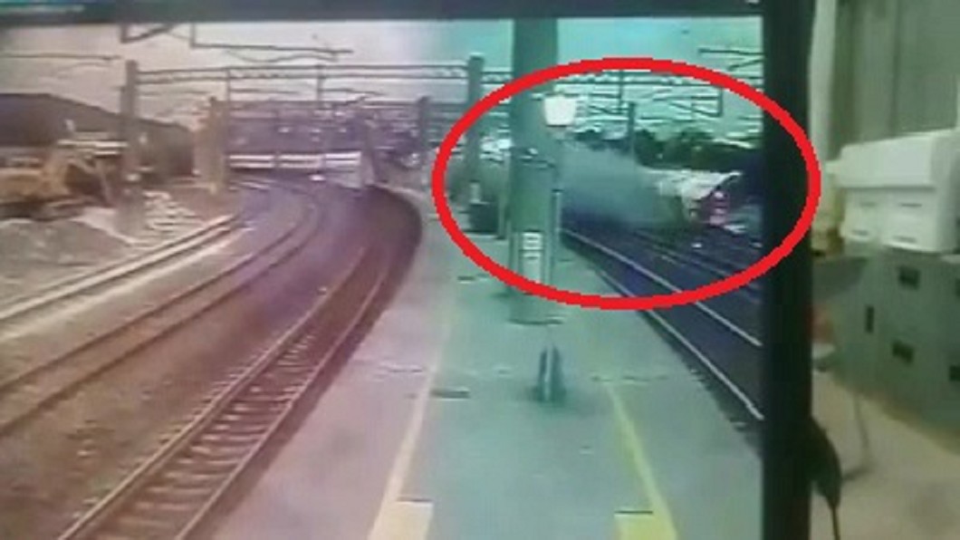 翻車瞬間曝光!普悠瑪生死12秒 煙霧瀰漫宛如末日