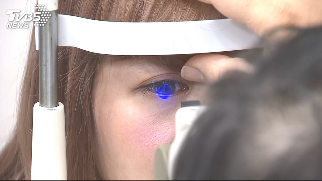 滑手機眼睛畏光? 醫師:恐造成黃斑部傷害