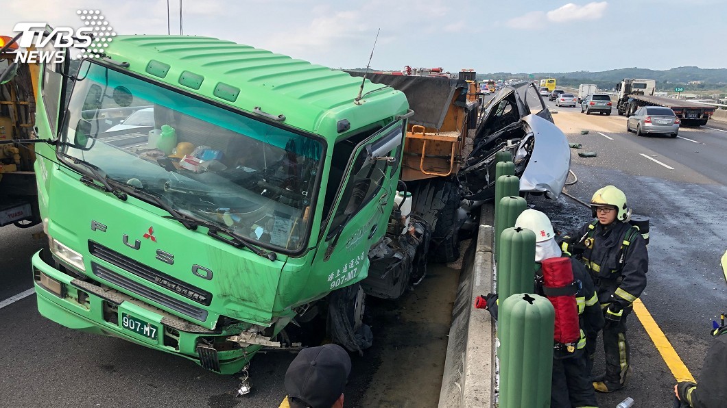 砂石車爆胎衝撞 轎車起火一家3口妻死兒重傷