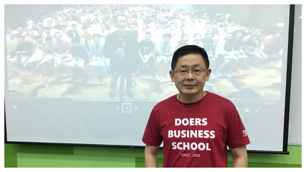 從一名大學未畢業的退學生，到重回東吳執教；實踐家創辦人林偉賢從原本一無所有，到開創年收入逾30億的教育集團，結交華人世界無數一流企業家，20年的創業人生，讓屢屢締造業界驚奇。    圖／TVBS