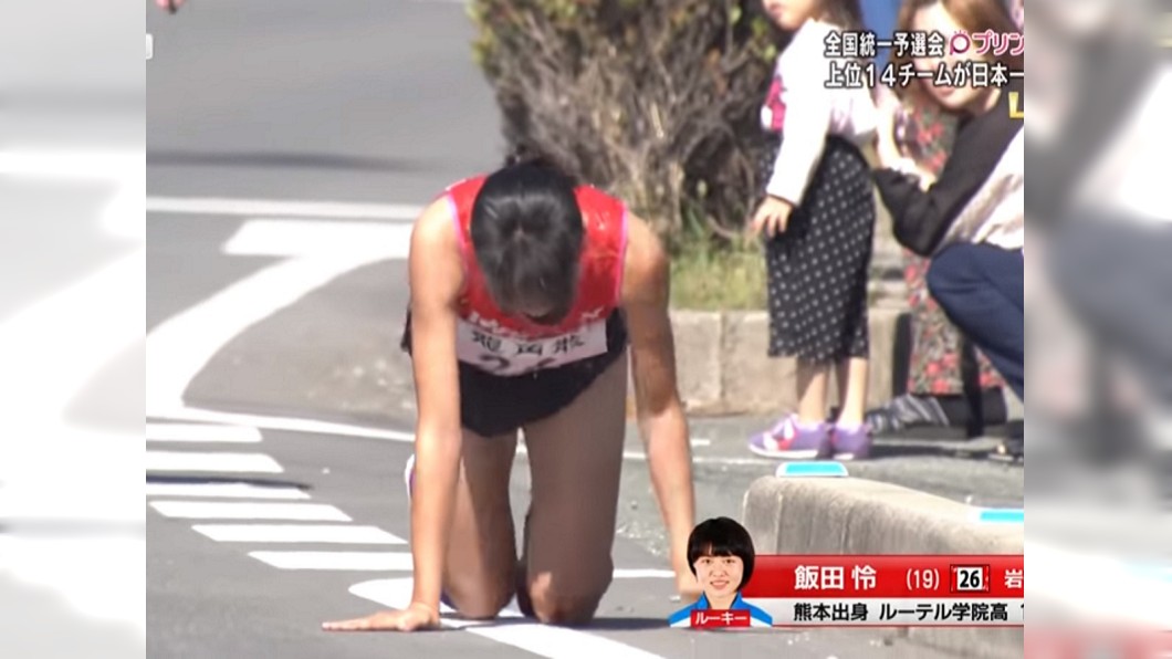 運動家精神最高！膝蓋都流血了　她跪著也要爬完比賽