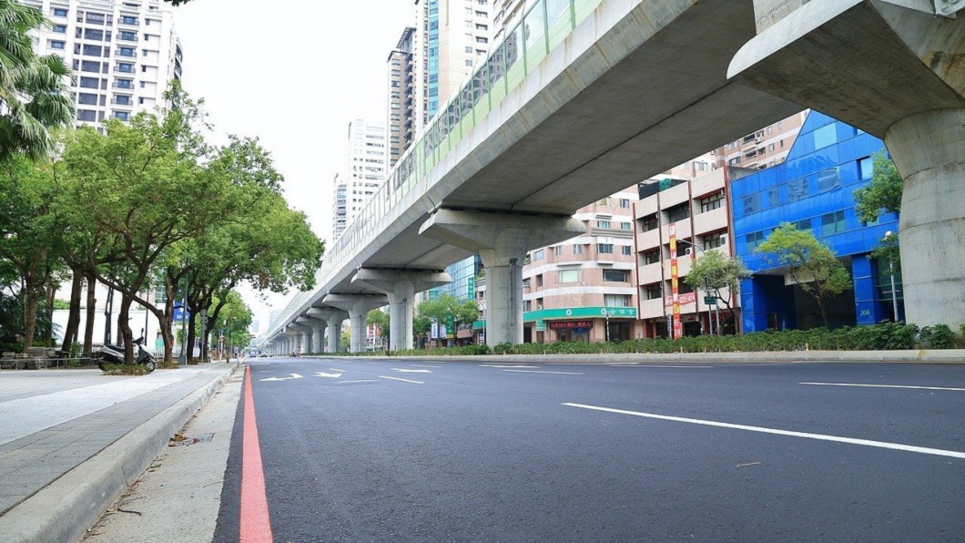 不罰都不怕!台中一次取締「10公里」違停 人行道淨空