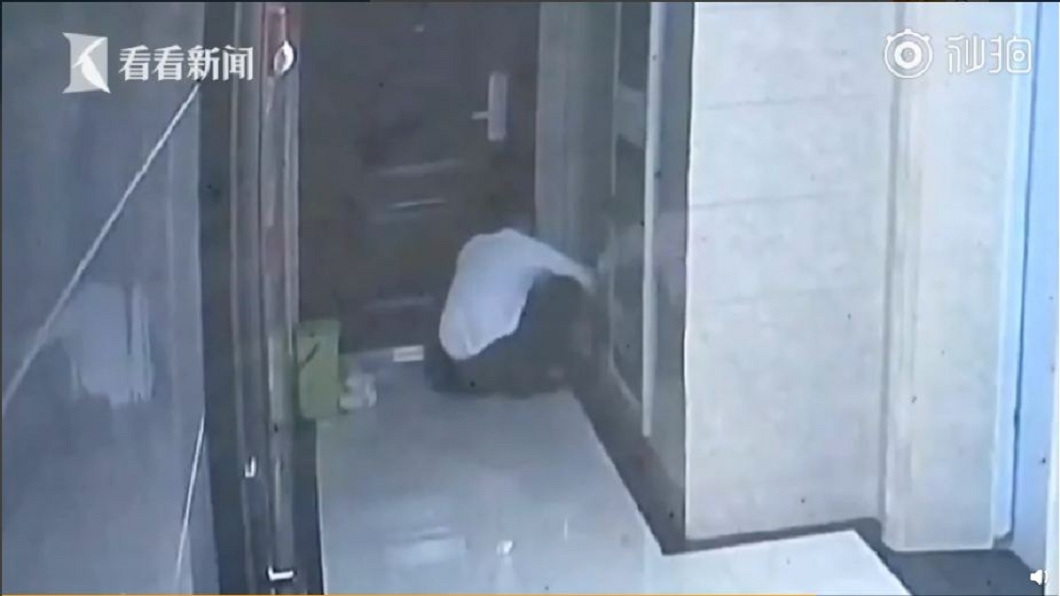 男子對女鞋做完狂聞和猥褻動作後,還到旁邊翻垃圾桶,行徑十分詭異。(圖/翻攝自微博)