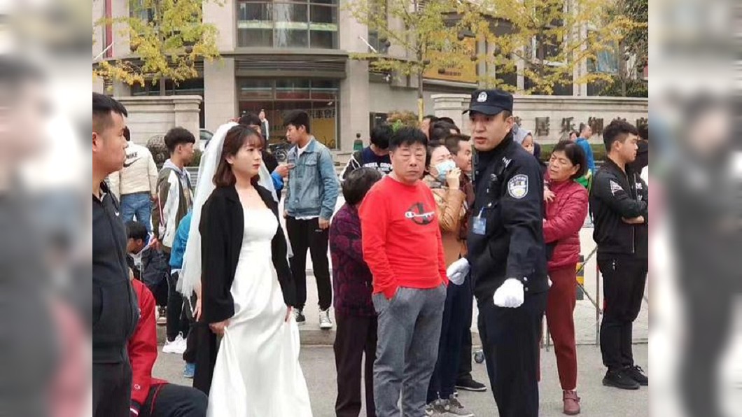 婚禮遇上馬拉松 新娘急哭:能讓我們先過嗎