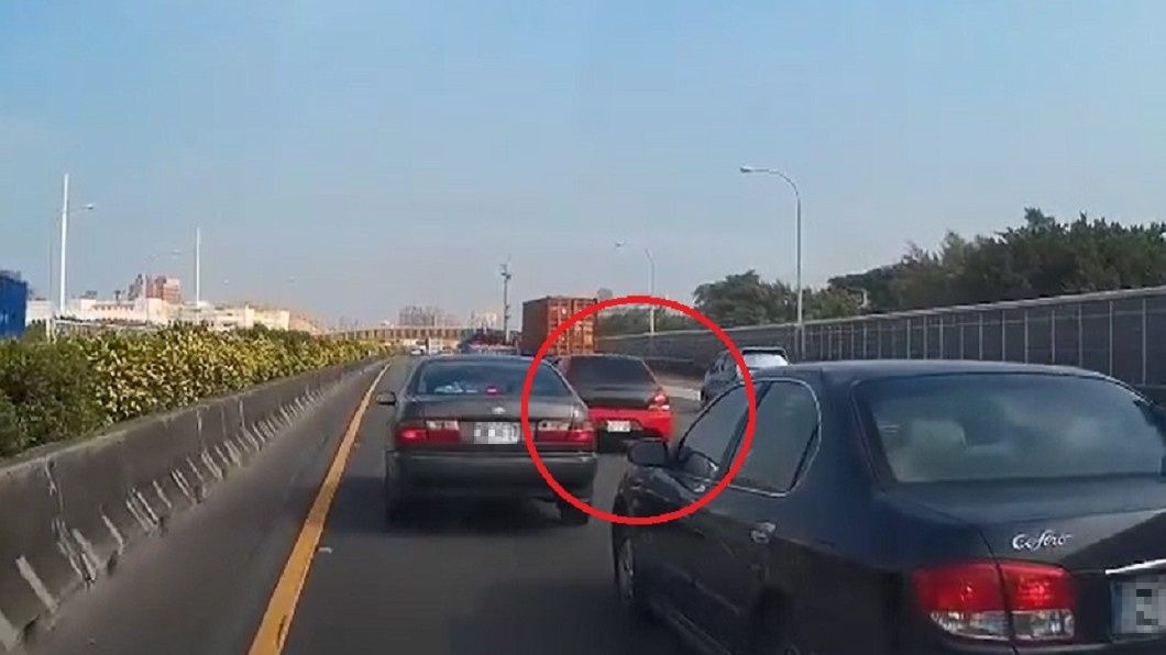 三寶錯過交流道 減速「急切3車道」超驚險