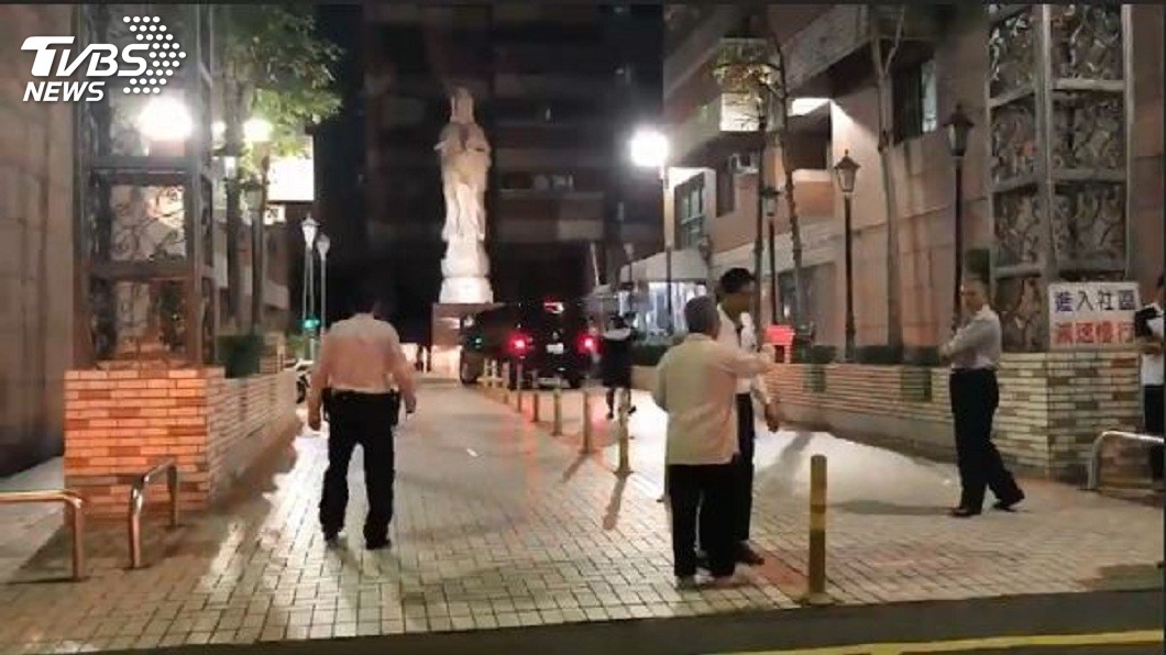 缺錢想不開？男開槍自轟頭死在女友車上