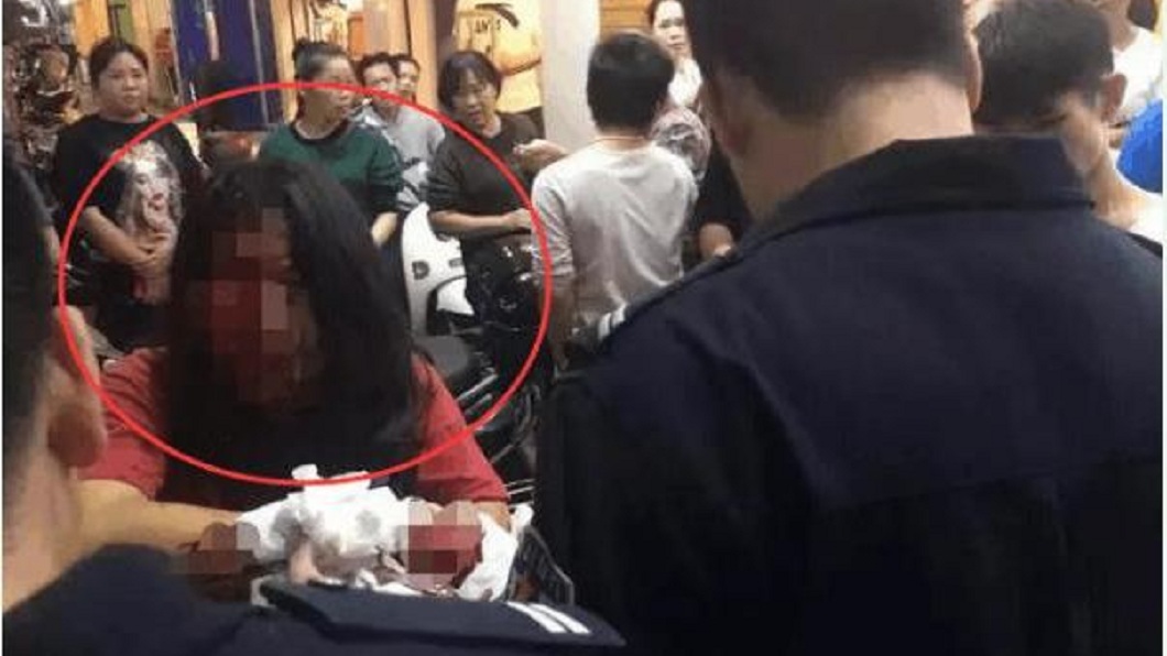 女子滿臉是血地向正在巡邏的員警求救，警方事後也逮到砍人的男子。(圖／翻攝自陸網)