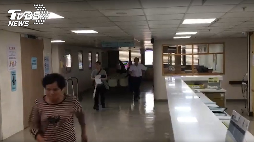 地震猛搖18秒!民眾錄下驚險瞬間「病患奪門逃出」