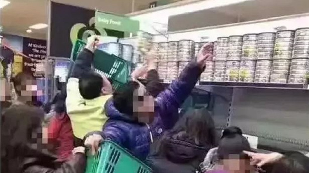 跨海搶奶粉風再起！　澳洲超市50陸人狂掃貨