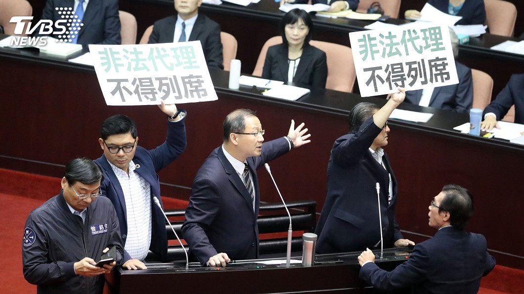 不滿促轉會代理主委楊翠列席 藍委占備詢台