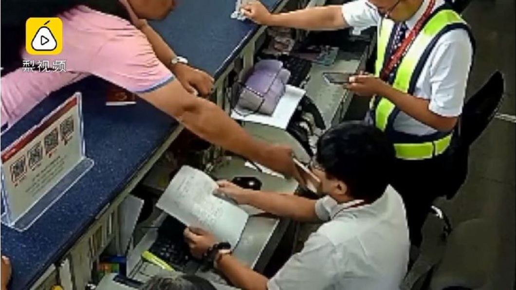 航班取消超不爽 男拿iPhone賞地勤耳光GG了