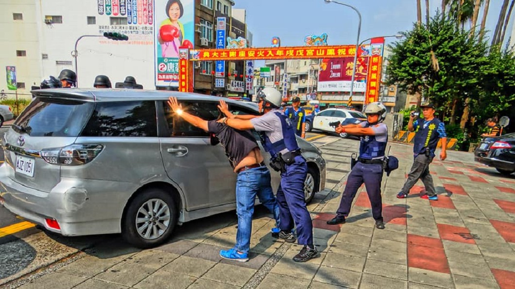 太逼真!警匪大馬路槍戰追逐 原來是「防搶演練」