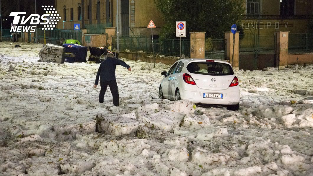 「冰雹海」淹沒羅馬街道! 駕駛棄車驚恐逃命