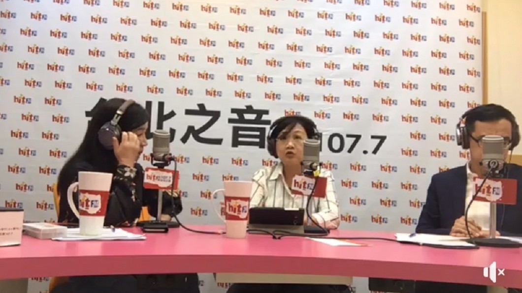 徐佳青(圖中)上廣播節目談選情。圖/翻攝自Hit Fm聯播網-周玉蔻《蔻蔻早餐》臉書