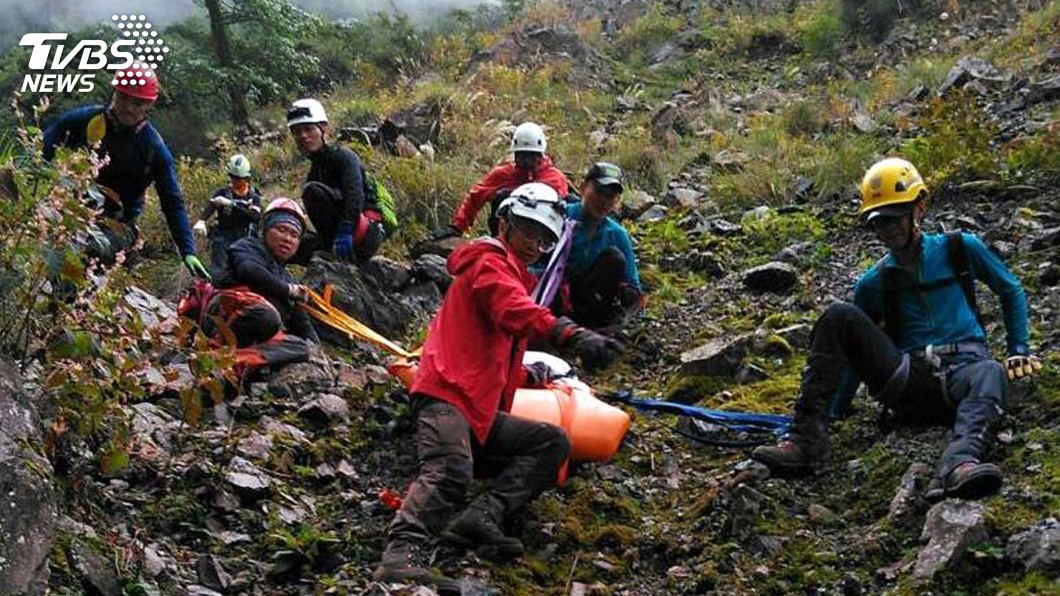 女山友攀登雪山西稜墜谷身亡 遺體吊掛下山
