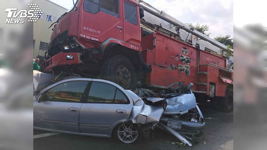 一片混亂!報廢消防車疑煞車失靈 下坡連撞10車