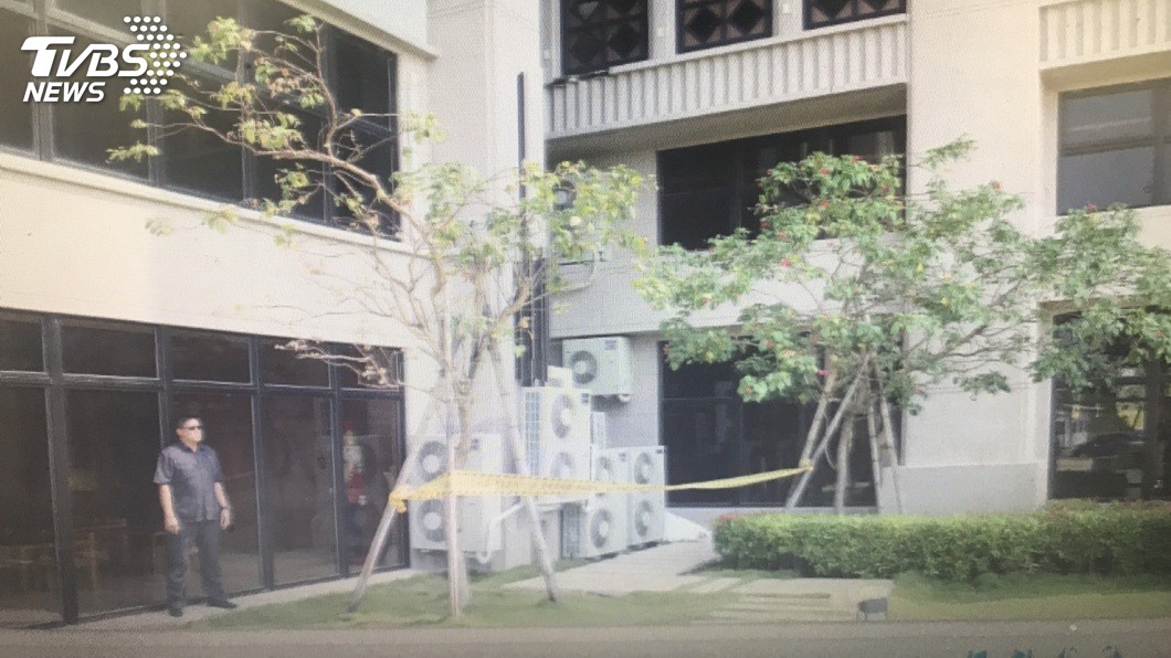 女屋主當場目睹冷氣工人墜下一幕,整個人嚇傻了。(圖/TVBS)