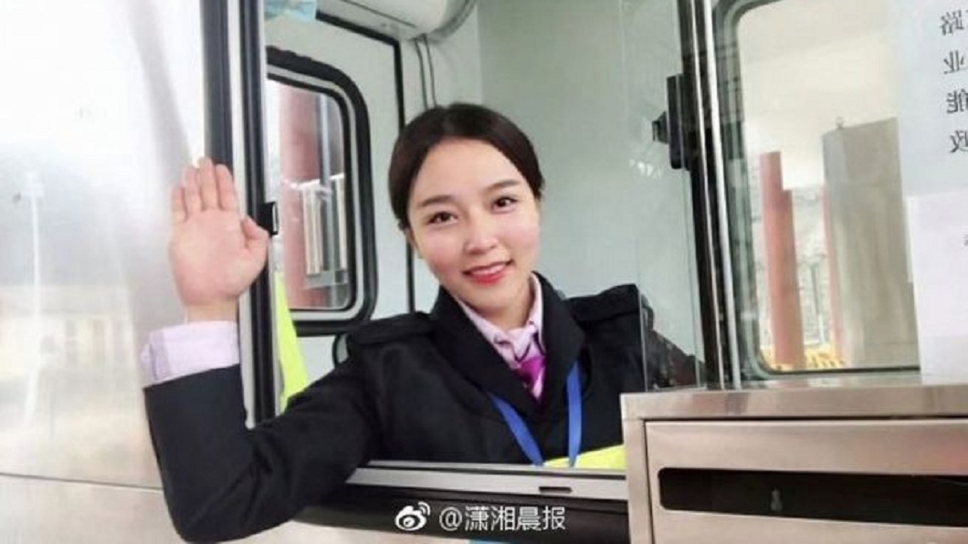 笑容像初戀!被封「最美收費員」 司機為她1天路過4次