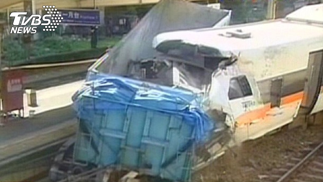 2012年太魯閣號撞上違規砂石車。圖/TVBS