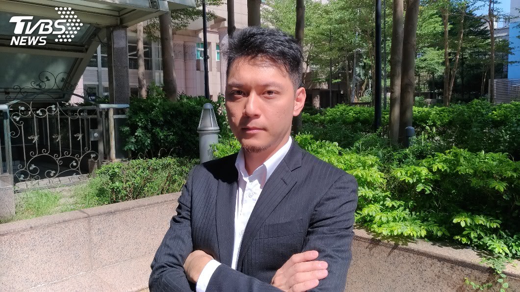 塵爆受害者林沛茹的委任律師劉孟哲，提交中油福委會二審判決認為，八仙樂園不只是單純場地出租者。圖／TVBS
