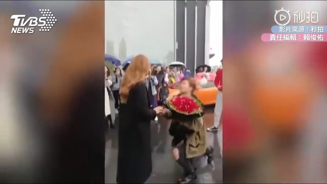 富二代開藍寶堅尼下跪求婚 金髮女嗆:有錢了不起?