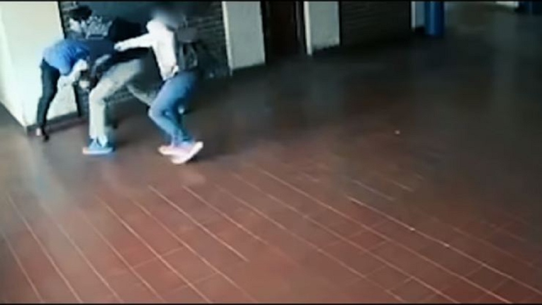 傳訊性騷女兒 父抓狂「15秒22拳」打爆狼師
