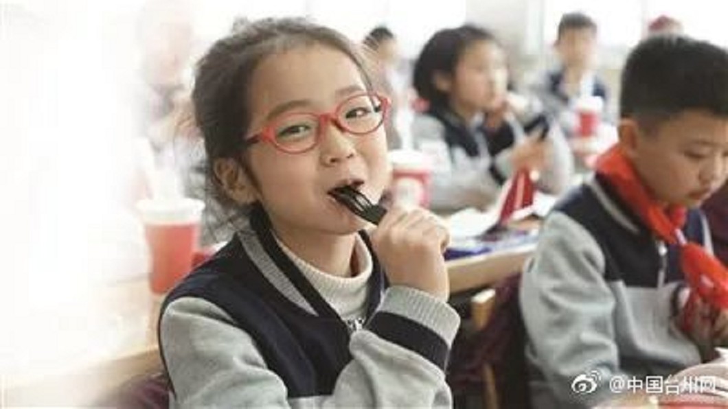 女童參加作文比賽,在作文中認為不需要考哈佛、北大,只要快樂就好。圖/翻攝自中國台州網微博