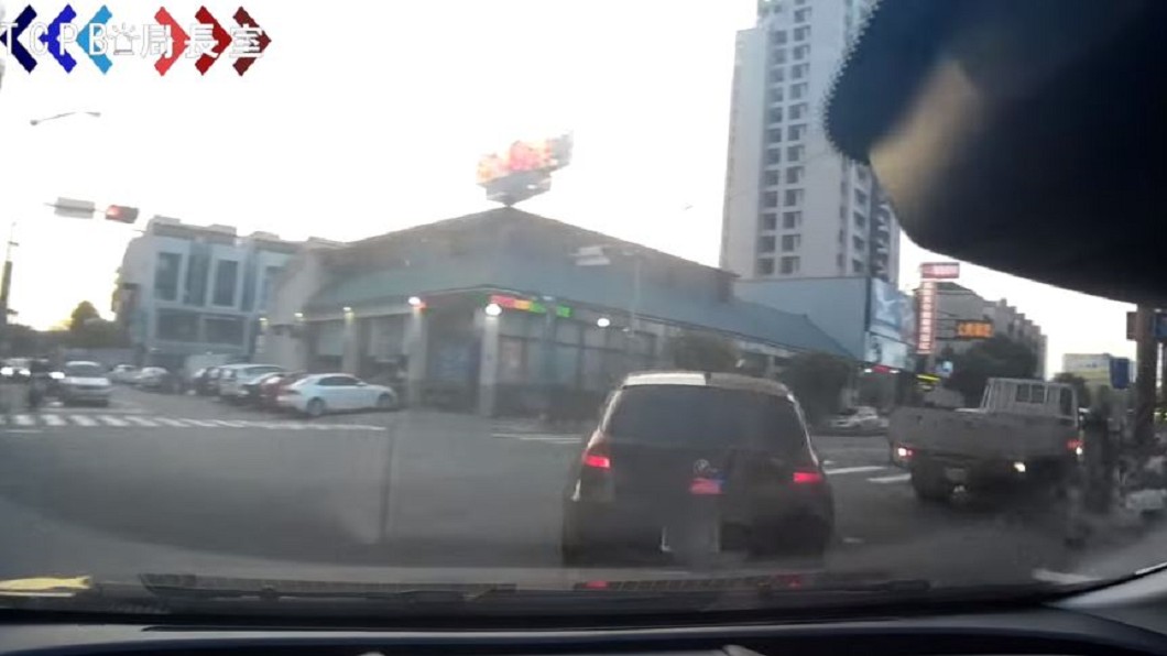 「黑米漿」拒檢逃!勇警倒車猛追 結局超療癒