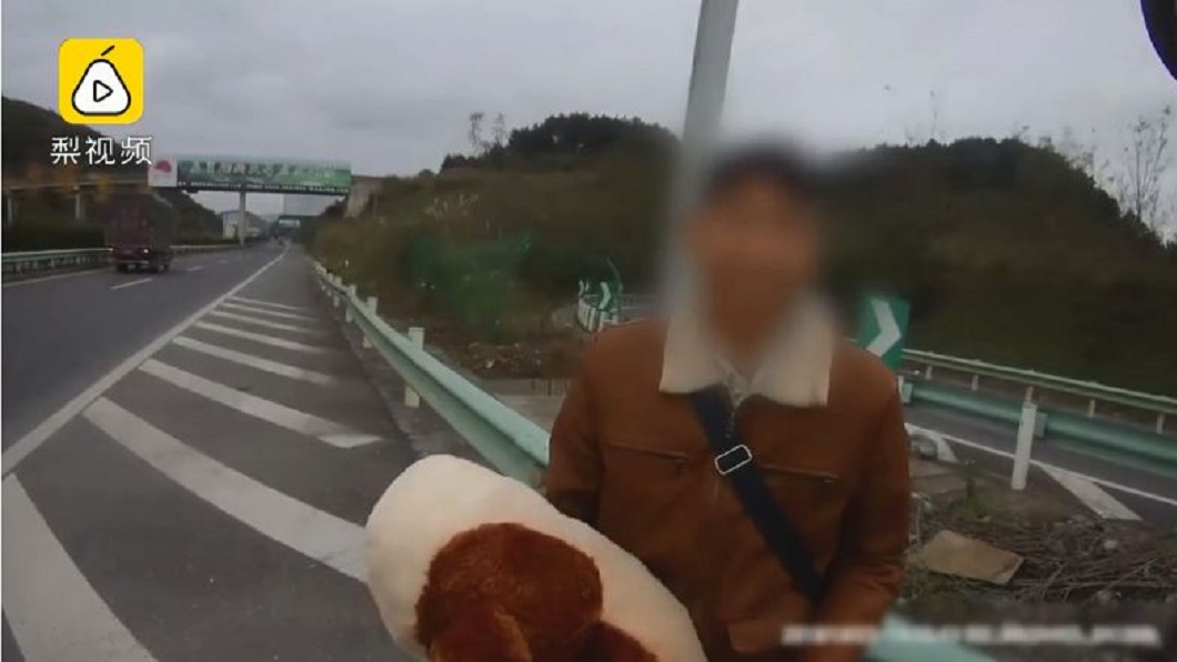 找女友玩花光積蓄讓她坐車 男獨自走2百公里回家
