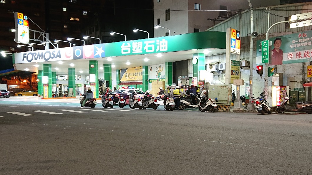 未成年孫違規又嗆警 嬤坐輪椅凌晨3點救他