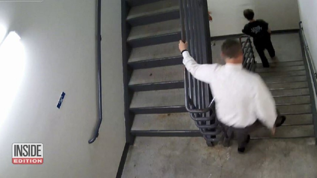 兩嫌犯受審落跑！　法官化身超人上演追捕戲碼