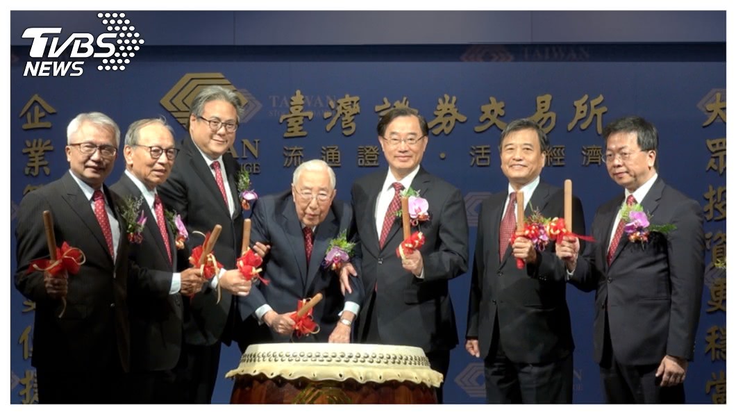 創立超過上百年的上海商銀(5876) 首次IPO，具有傳奇色彩的榮氏家族難得三代同堂，19日在證交所公開現身，96歲的董事長榮鴻慶(中)在兒子榮智權(董事)、孫子榮康信(左三)共同陪伴下，為正式掛牌擊下第一聲鼓，精神十足。   圖／上海商銀