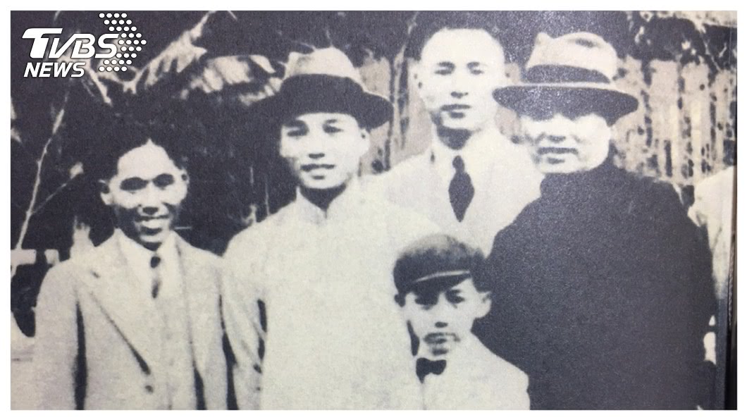 上海商銀董事長榮鴻慶一生的經營理念，受父親紡織大王榮宗敬身教影響甚鉅，認為一位企業家最好的管理策略，就是隨時在「第一線現場巡視」。前排小朋友為年幼時的榮鴻慶，右一為榮宗敬。     圖／翻攝自<獨木不成舟>一書