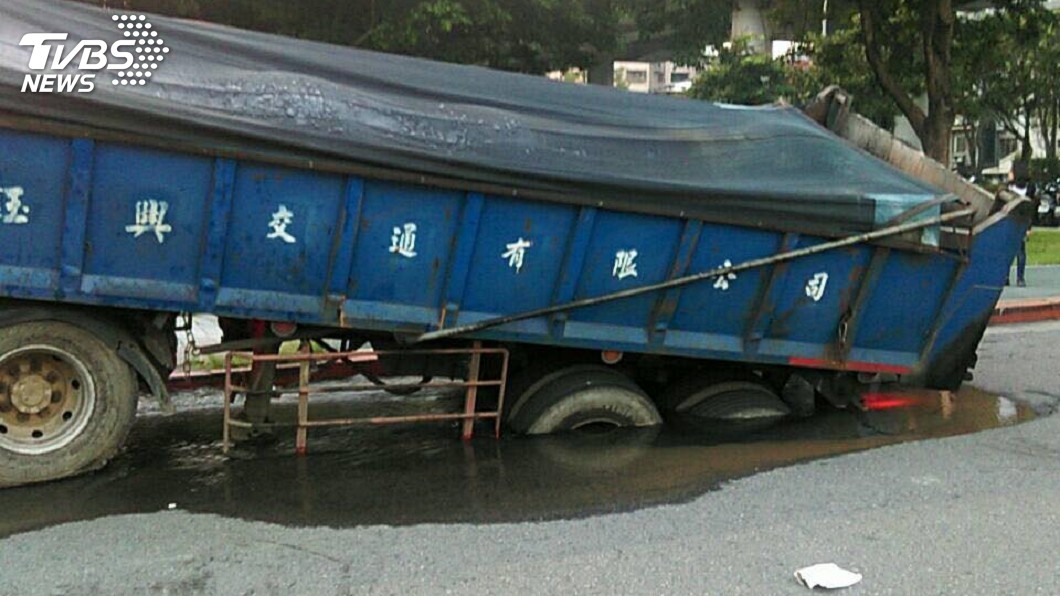 林森北現天坑!砂石車後輪被吞 司機下車看傻眼